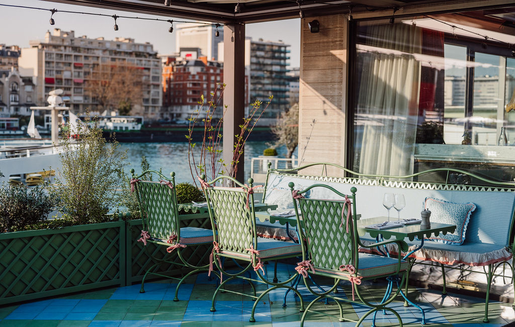 La Plage Parisienne, restaurant terrasse en bord de seine, comme un restaurant péniche