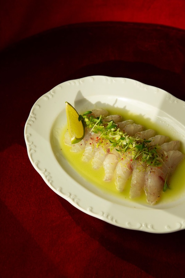 Cuisine méditerranéenne authentique servie au restaurant La Plage Parisienne, situé sur les quais de la Seine à Paris 15.