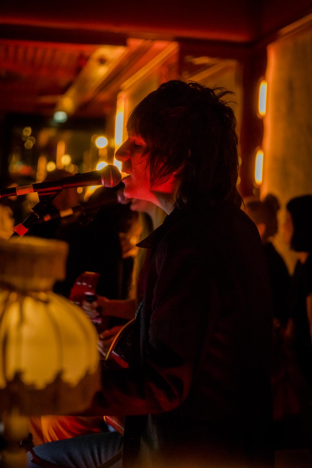 Pianiste qui ambiance une soirée au restaurant festif La Plage Parisienne, en bord de Seine.