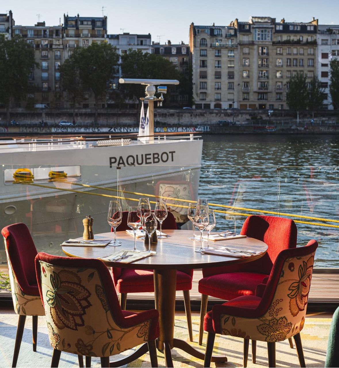 Vue tranquille pour un brunch sur la terrasse de La Plage Parisienne à Beaugrenelle.